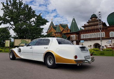 Аренда Ретро-автомобиль Excalibur Phantom Белый Золото на свадьбу