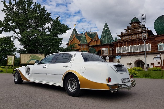 Аренда Ретро-автомобиль Excalibur Phantom Белый Золото на свадьбу – фото 4