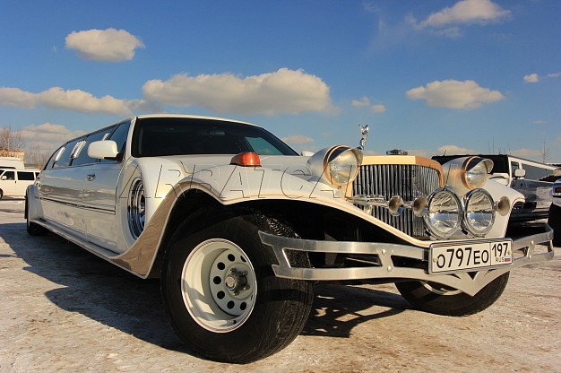 Лимузин Excalibur Phantom Бело-золотистый