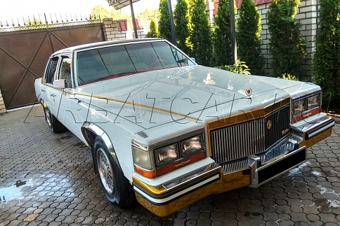 Аренда Ретро-автомобиль Cadillac Fleetwood Brougham на свадьбу